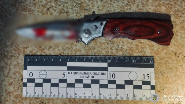 Ніж із слідами крові, використаний у вбивстві на Полтавщині з 164 ножовими ударами
