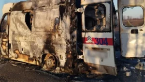 Спалений спецавтомобіль швидкої допомоги №304 після удару дроном РФ на Харківщині