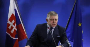 Роберт Фіцо закликає ЄС до переговорів з РФ на тлі прапорів Словаччини, Росії та ЄС
