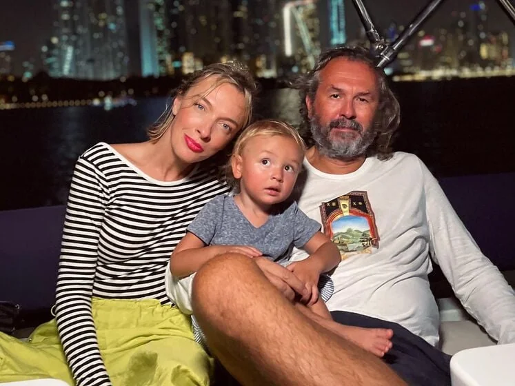 Василіса Фролова з сином Родіоном та чоловіком на яхті в Дубаї під час 5-річчя