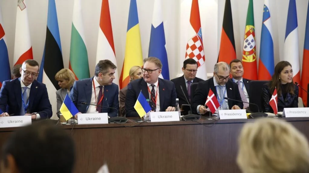 Дипломати ЄС та РФ за столом переговорів щодо України з прапорами країн