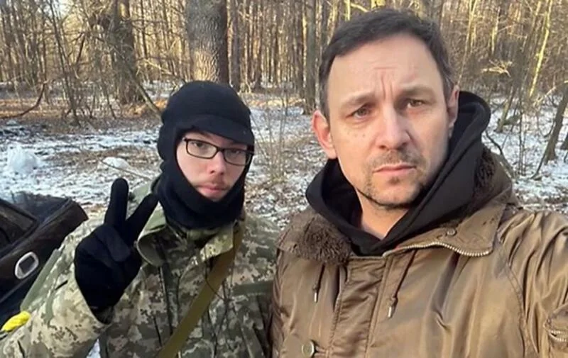 Валерій Харчишин з сином-лейтенантом-сапером Дмитром у зимовому лісі на фронті