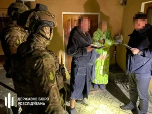Бійці ЗСУ виконують ремонтні роботи в квартирі родичів командира на Черкащині