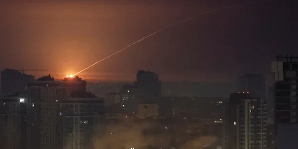 Траєкторія ракети над нічним Києвом під час атаки дронами та ракетами.