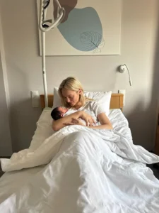 Ольга Крівогуб з Богодухова тримає новонароджену доньку Катерину в пологовому