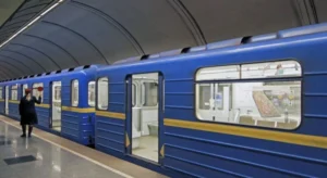 Поїзд Київського метро на платформі перед підвищенням проїзду вдвічі.