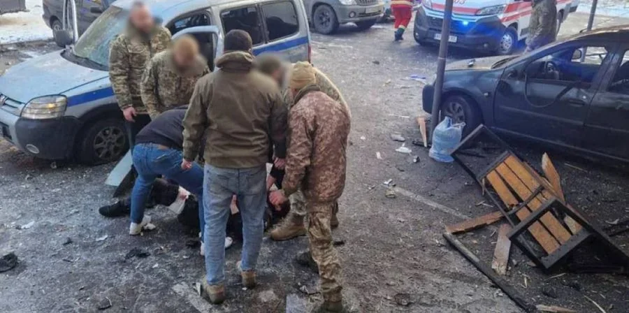 Поліцейські надають допомогу травмованій судді після нападу в Дніпрі біля авто