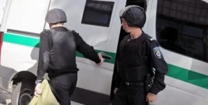 Угорські правоохоронці затримують інкасаторів Ощадбанку біля автомобіля
