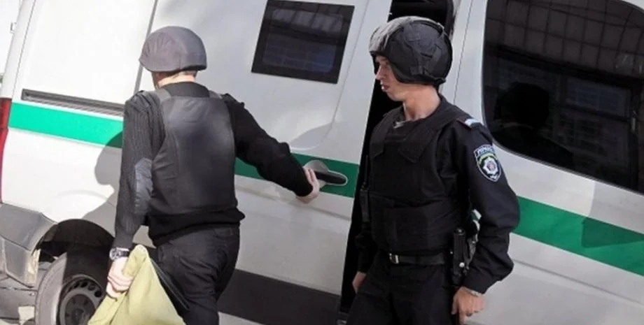 Угорські правоохоронці затримують інкасаторів Ощадбанку біля автомобіля