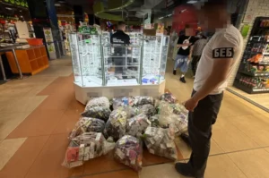 Нелегальні вейпи в київському ТЦ: конфіскована продукція в пакетах на підлозі