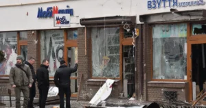 Руйнований магазин Несолона сіль з розбитими вікнами та людьми поруч