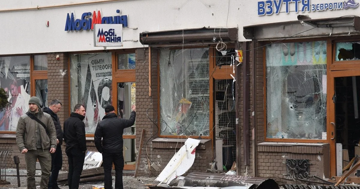 Руйнований магазин Несолона сіль з розбитими вікнами та людьми поруч