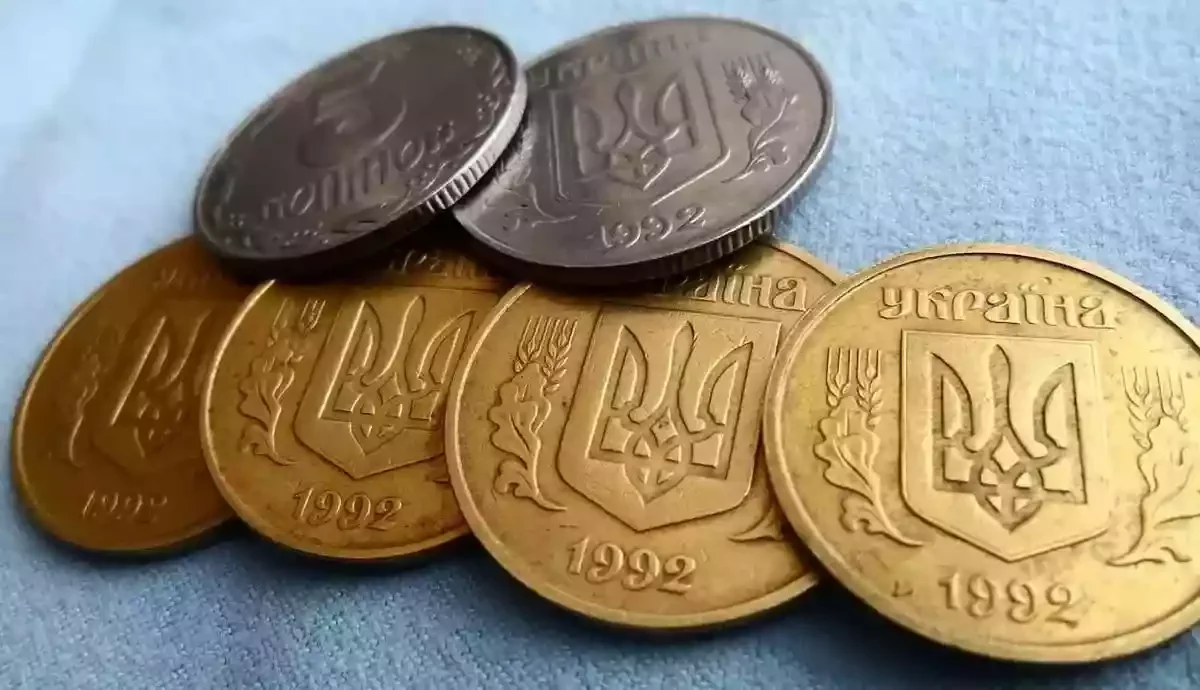 Цінні копійки 1992 року (1.11АЕ), варті до 14 000 грн, на синьому фоні