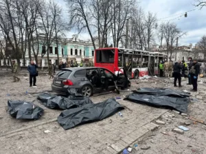Последствия российского обстрела Сум: жертвы в мешках возле поврежденного трамвая и автомобиля