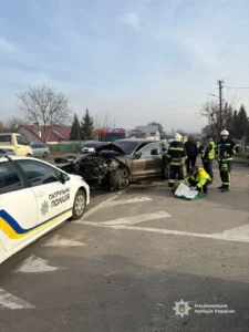Розбите авто, поліція та пожежники на місці смертельної ДТП у Заріччі на Івано-Франківщині