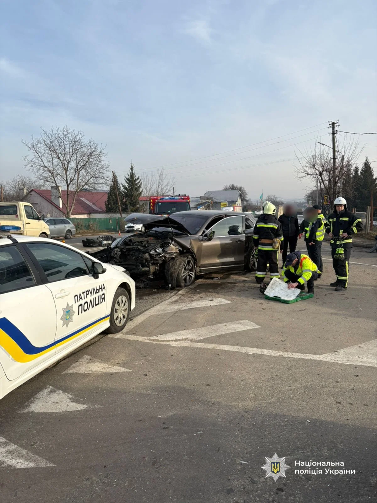 Розбите авто, поліція та пожежники на місці смертельної ДТП у Заріччі на Івано-Франківщині