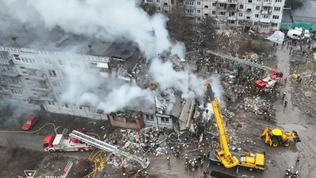 Пошуково-рятувальні роботи на завалах багатоповерхівки в Харкові після ракетного удару