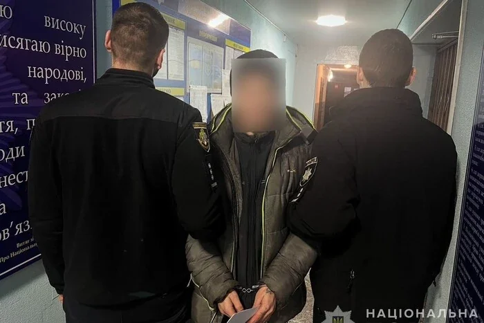Поліцейські конвоюють підозрюваного у ґвалтуванні 9-річної дівчинки у Кривому Розі