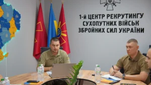 Співбесіда на вакансію в ЗСУ з 1-м лейтенантом рекрутингу за столом