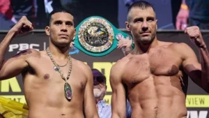 Давид Бенавидес с поясом WBC и Александр Усик поднимают кулаки перед боем