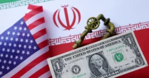 Долар США між прапорами США та Ірану з нафтопроводом на тлі ескалації