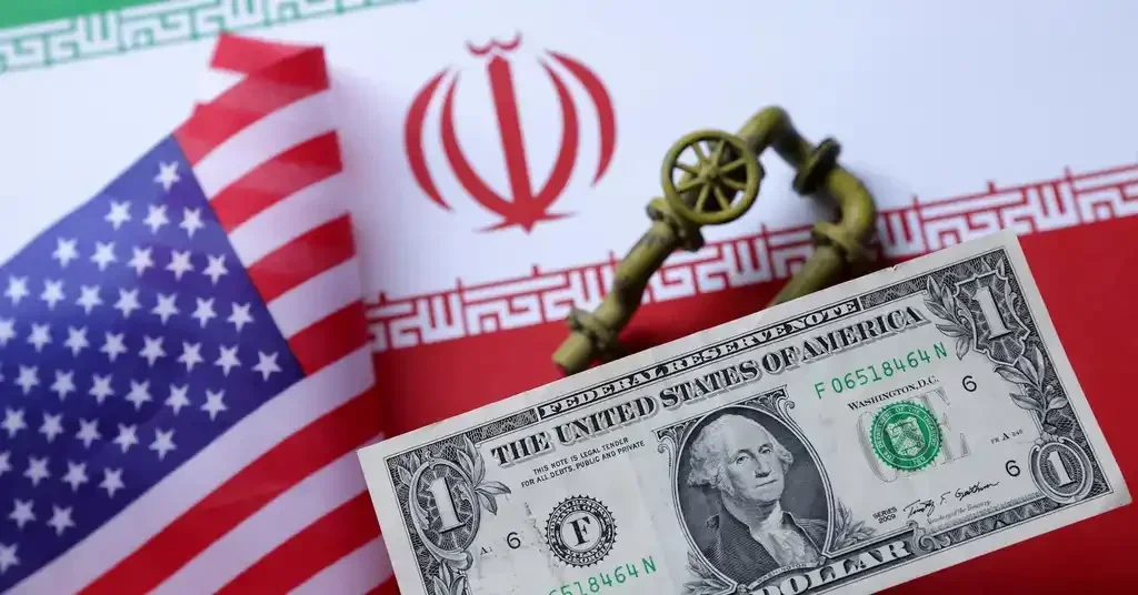 Долар США між прапорами США та Ірану з нафтопроводом на тлі ескалації
