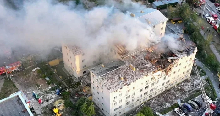 Поврежденный балкон многоэтажки в Харькове после удара дроном: дым, разрушения и экстренные службы