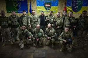 Командири 14-ї ОМБр ЗСУ на груповому фото перед прапорами бригади
