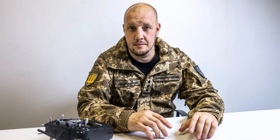 Вадим Сухаревський у камуфляжі з пультом керування безпілотником