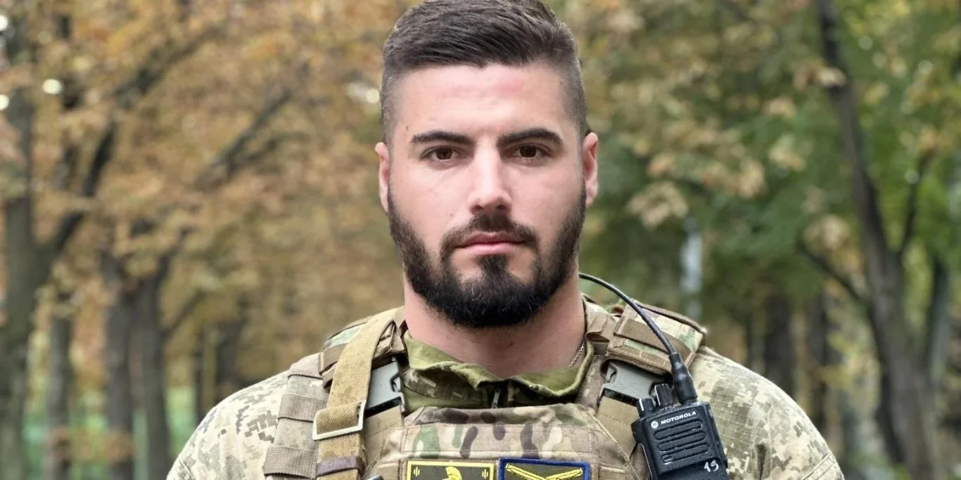Командир «Ахіллесу» Юрій Федоренко у піксельній формі з жилетом серед дерев