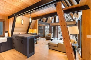 Интерьер крошечного дома The Knoll от Backcountry Tiny Homes с кухней и гостиной