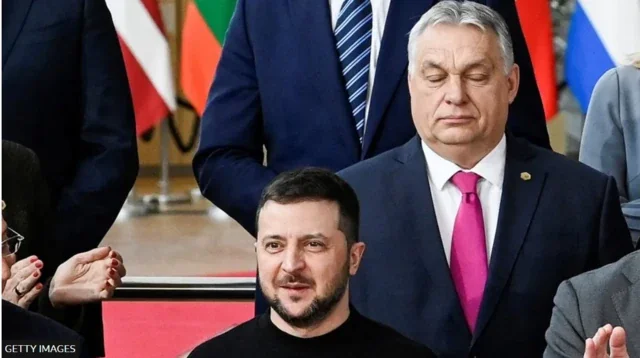 Габор Кубатов поруч із Віктором Орбаном перед прапорами союзників Угорщини