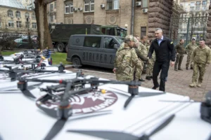 Віталій Кличко передає FPV-дрони бійцям 5-ї штурмової бригади Сталкер
