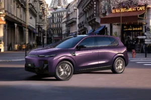 Leapmotor B05 фіолетового кольору на паризькій вулиці біля Ейфелевої вежі