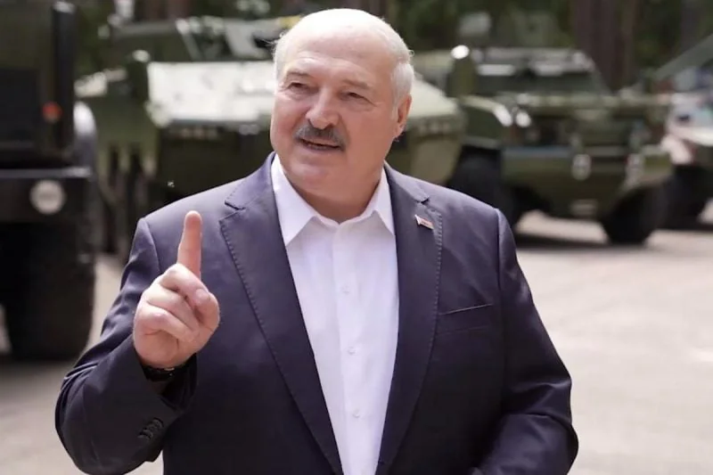Лукашенко жестикулює біля білоруської військової техніки в підготовці до війни