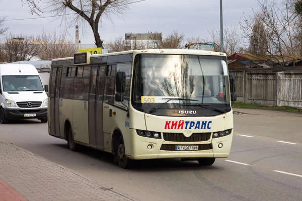 Маршрутка КНТРАНС №503 на дорозі передмістя Києва