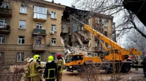 Рятувальники розбирають завали зруйнованого будинку в Одесі після атаки дронів