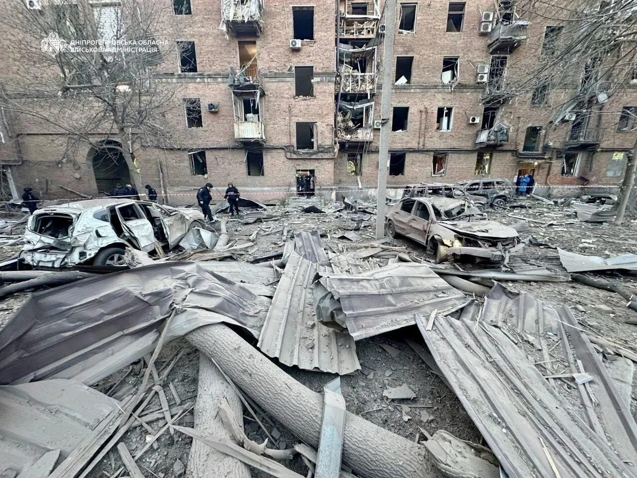 Зруйнований житловий будинок в Одесі від дронового удару, розбиті авто серед уламків