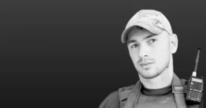 Сергій Кіпень, захисник з Волині, у камуфляжній формі з рацією
