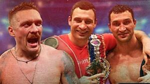 Три легендарні українські боксери-чемпіони світу святкують перемогу з поясами