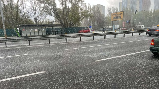 Град засипав вулиці Києва під час негоди, авто на слизькій дорозі