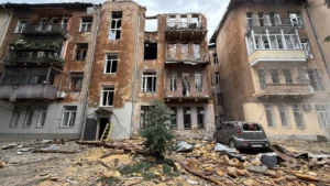 Пошкоджений будинок батьків MELOVIN в Одесі без вікон після обстрілу