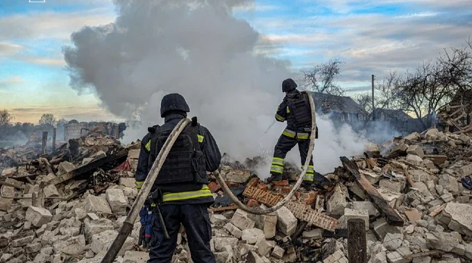 Пожежники гасять пожежу на руїнах житлових будинків Сумщини після обстрілу окупантів