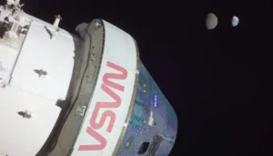 Космічний корабель Orion NASA на траєкторії до Місяця в місії Artemis 2