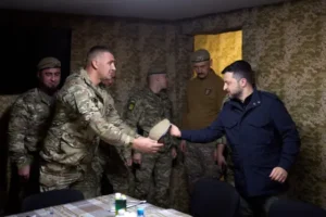 Бійці полку «Скеля» вітають новобранця рукостисканням під час поповнення.