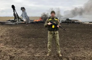 Россия пугает НАТО дронами: блеф Кремля разоблачен Украинский воин ЗСУ возле горящих обломков сбитого российского дрона.
