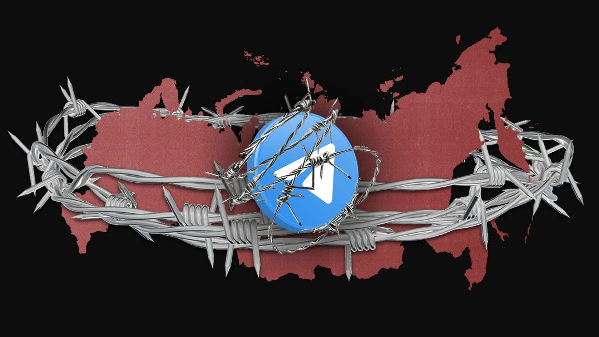 Силует Росії в колючому дроті з іконкою Telegram, символ блокади месенджера в цифровому концтаборі