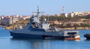 Патрульний корабель проекту 22160 Василий Быков у порту на тлі міста