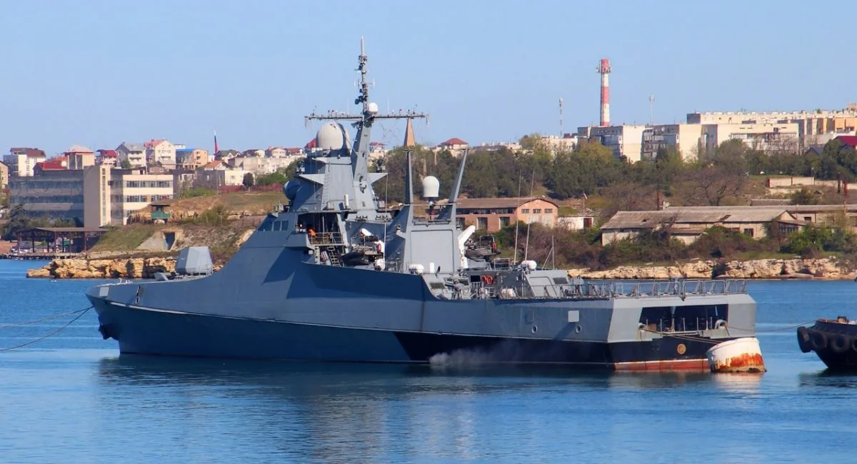 Патрульний корабель проекту 22160 Василий Быков у порту на тлі міста