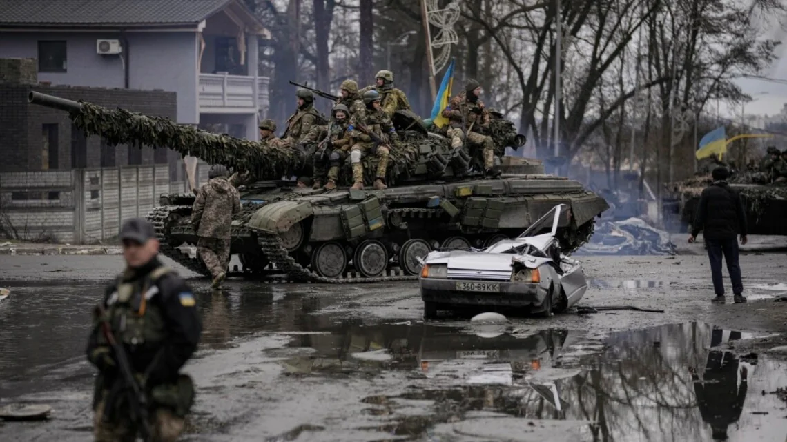 Українські бійці ЗСУ біля пошкоджених російських танків під час контратак на півдні